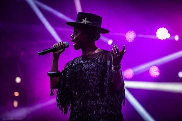 FOTOREPORT: Morcheeba a Indoor Garden Party s Russellem Crowem koncertně zahájili 57. ročník KVIFF