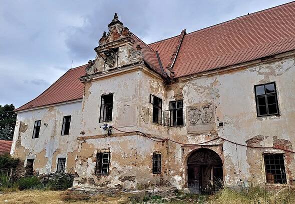 Zlatí úhoři i Svatba upírů. Zámek Bzí na Budějovicku čeká na další životní roli