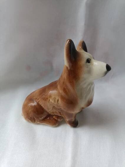 Soška malý pes, Corgi, neznačeno.