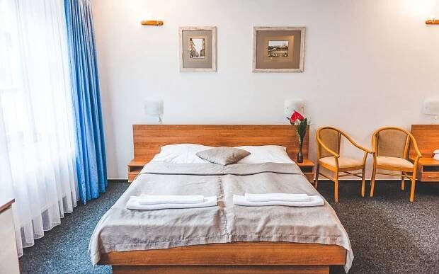 Hradec Králové přímo v centru v historickém Hotelu U České koruny *** se snídaní formou bufetu + parkování
