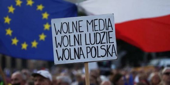 Poláci protestovali na podporu televize kritické k vládě. Kabinet ji chce přiškrtit zákonem