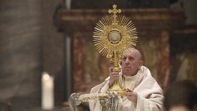 Papež: Eucharistie, Boží odpověď na hluboký hlad lidského srdce - Vatican News