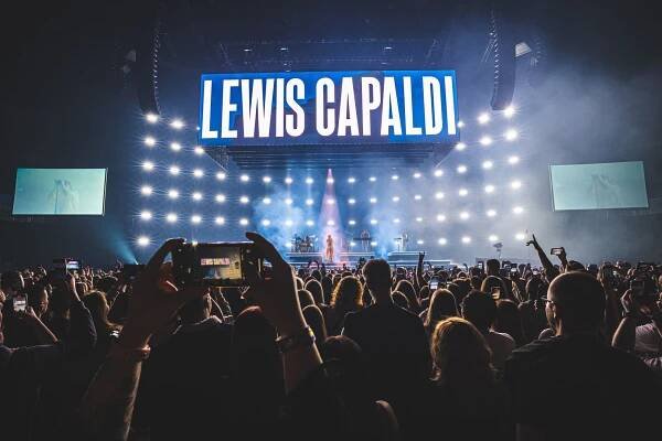 Recenze: Rádiové hity a přisprostlé vtipy. Lewis Capaldi byl v O2 areně perfektní