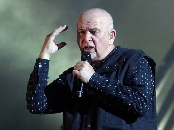 Peter Gabriel vymetl šuplíky. Výsledek je okouzlující