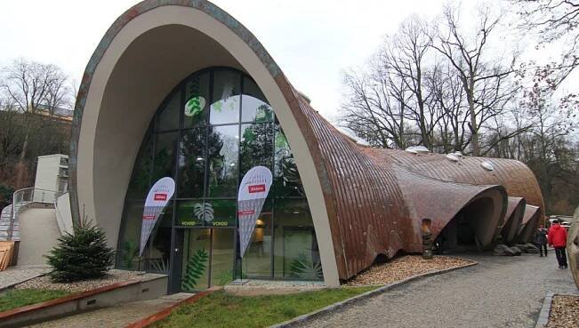 Tropický pavilon v zoo ukrývá letadlo, které havarovalo při návratu do Jihlavy | City.cz - Nejlepší zážitky ve městě