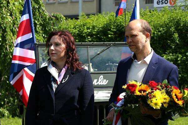 Tomáš Bouzek u pomníku RAF: Válka nezná hranice, uctěme hrdiny a chraňme naší svobodu