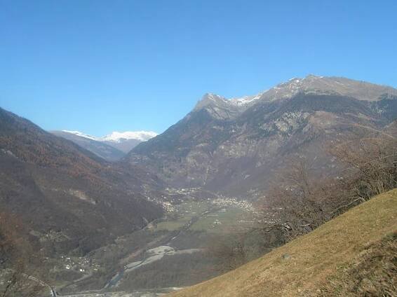 Serravalle e Cima del Simano, inferiore Bleniotal, visto di Biasca (Pendio di montagna sotto il Pizzo Magn)