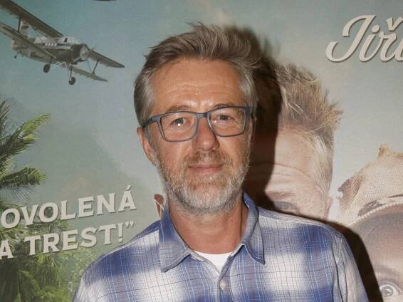 Jiří Langmajer a velké přiznání: Šel na psychiatrii, aby nepřišel o manželku Adélu Gondíkovou - ansu