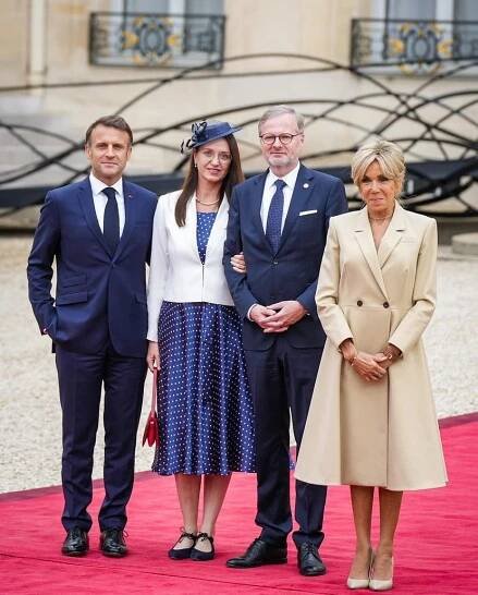 Petr Fiala a Emmanuel Macron s manželkami.