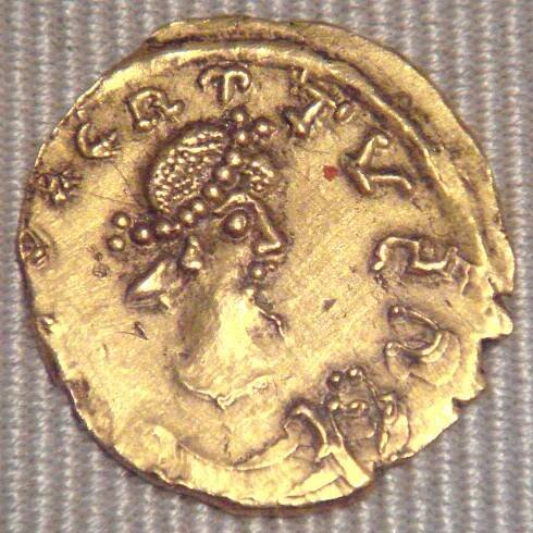 Solidus de Dagobert Ier et saint Éloi frappé à Marseille. Cabinet des Médailles, Paris. Buste diadémé à droite.