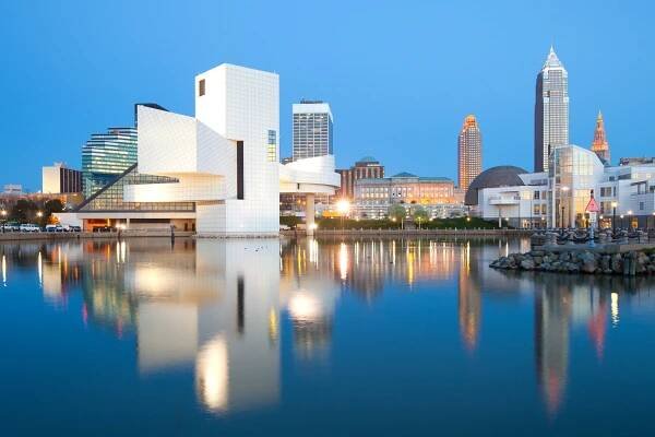 cleveland skyline města v centru města od přístavu. - cleveland ohio - stock snímky, obrázky a fotky