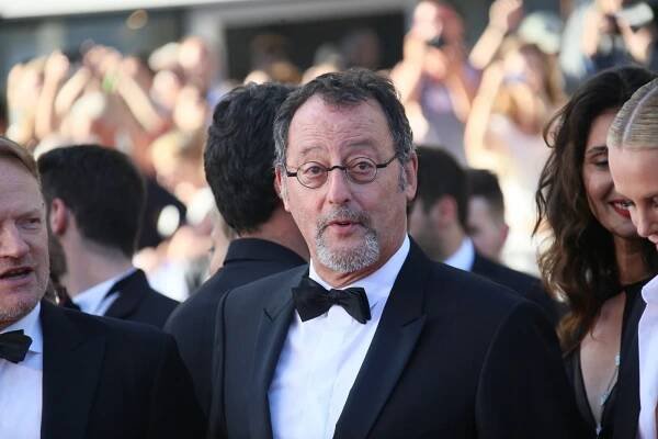 VIDEO: Držte při sobě. Herec Jean Reno natočil pozdrav pro české zdravotníky