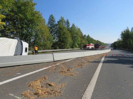 Nehoda na několik hodin zablokovala dálnici D6, škoda je více než dvoumilionová | POŽÁRY.cz - ohnisko žhavých zpráv | hasiči