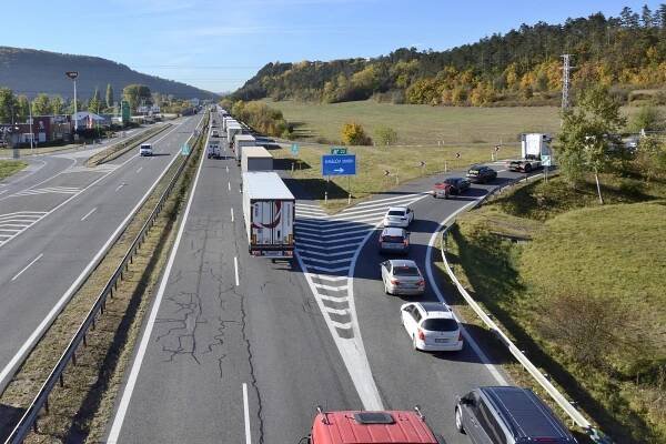 PODÍVEJTE SE: Kolony přes šest kilometrů. Provoz na dálnici D5 ochromily opravy