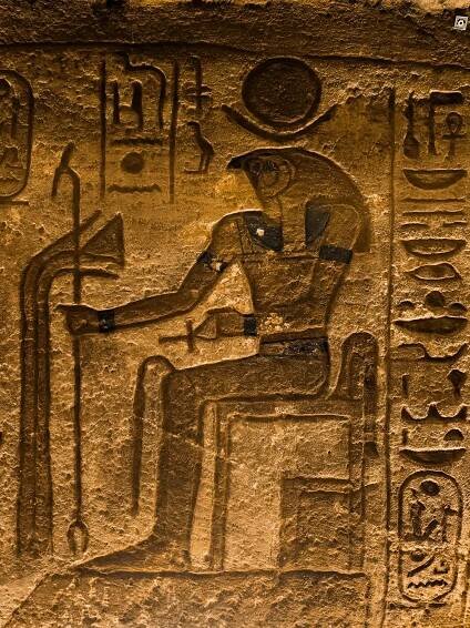 bezplatná Detailní pohled na staroegyptské rytiny zobrazující božstvo v tradičním hieroglyfickém stylu. Základová fotografie