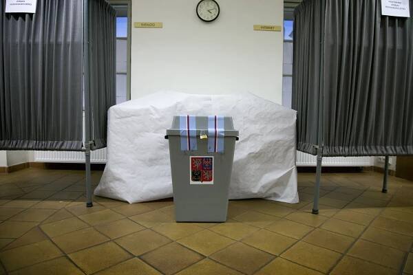 Senátní volby zatím přilákaly asi desetinu voličů. Volební místnosti se opět otevřou v sobotu