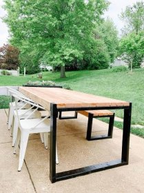 Dlouhý venkovní dřevěný jídelní stůl v rodinném stylu