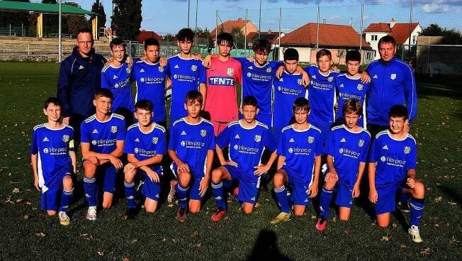 Mladí fotbalisté Ratíškovic (modré dresy) přehráli Hodonín 7:1 a postoupili do jarního čtvrtfinále Krajského poháru starších žáků JmKFS.