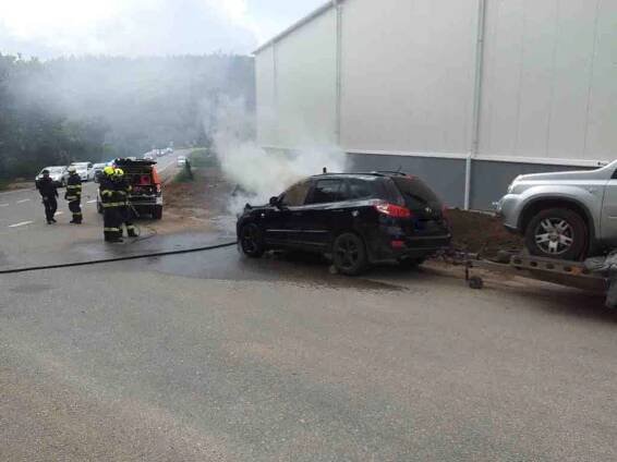 OBRAZEM: Autu začal v Rosicích hořet motor. Na přívěsu vezlo jiné