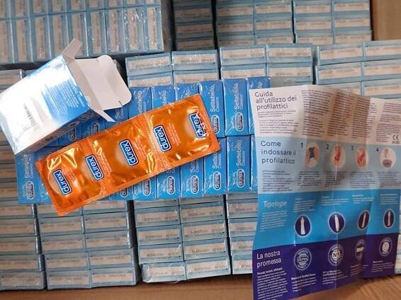 Celníci na letišti zajistili dvě tuny padělaných kondomů. Prodejem by vznikla škoda 7 milionů korun