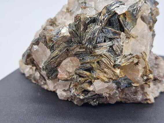 Cinvaldit  lithná slída,  ruda lithia,  lok. Cínovec - Minerály a zkameněliny