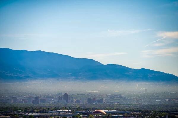 Albuquerque v Novém Mexiku Panorama ve smogu s horami — Stock obrázek