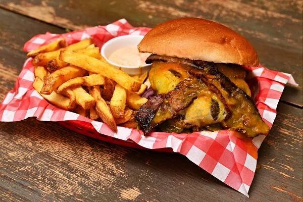 Burger dle výběru s přílohou: bourbon BBQ se slaninou i vege s jalapeños