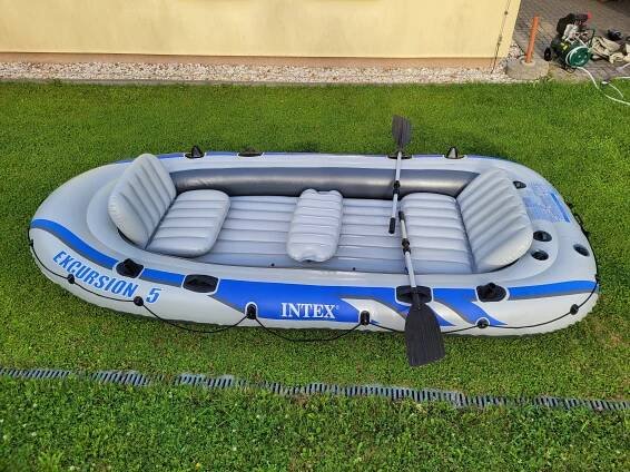 Prodám nafukovací člun - INTEX Excursion 5 zachovalý stav, poškozená taška na převoz Cena 2.000,- Popis INTEX Excursion 5 Set Nafukovací člun 366 x 168 x 43 cm 68325NP Nafukovací člun Excursion 5 nabízí místo pro 5 osob nebo max. 455 kg. S velikostí 366 x 168 x 43 cm nabízí dostačující prostor. Souprava se skládá z 2 Paddel, pumpy k nafukování a také příslušenství