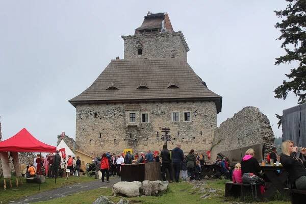 Hrady a zámky o turisty nepřijdou