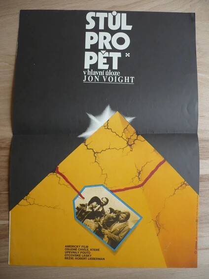 Stůl pro pět (filmový plakát, film USA 1983, režie Robert Lieberman, Hrají: Jon Voight, Richard Crenna, Marie-Christine Barrault)