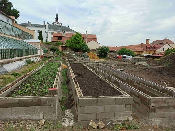 V zámecké zahradě v Lysicích se vysazuje - Zámek Lysice