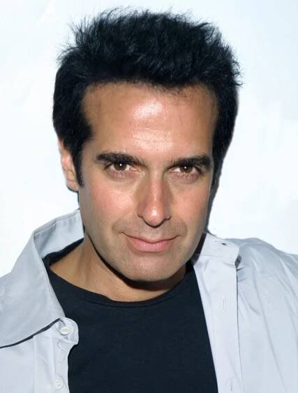 Copperfield musel odhalit před soudem svůj slavný trik. Jak dokáže „teleportovat“ 13 lidí?