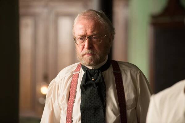 Michael Caine - E.A. Poe: Podivný experiment (2014), Obrázek #4