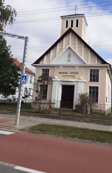 Léto na koupališti i v kempu, teď se blíží hody. Poznáte městys na Znojemsku?