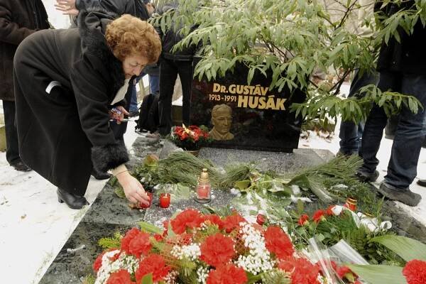 bývalý prezident Èeskoslovenská socialistická republika ÈSSR generálny tajomník UVKSÈ Gustáv Husák hrob pomník sté narodenie 100. výroèie spomienka cintorín bratislavská Dúbravka