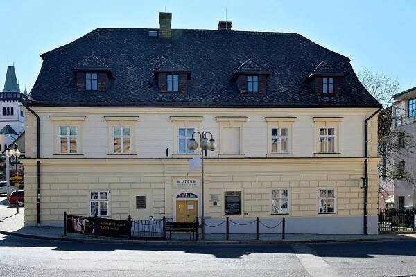 NEZAPOMENUTELNÁ LÉČITELKA KVĚTOSLAVA PATOČKOVÁ (SEMILSKÉ MUZEUM HLEDÁ PAMĚTNÍKY)
