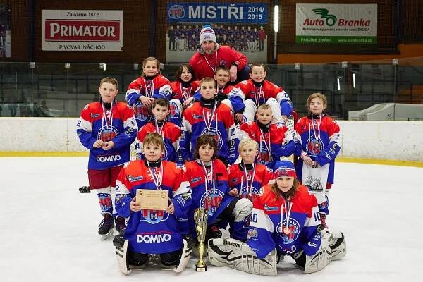 Hokejová mládež řádila na náchodském zimáku. Bojovalo se o starostovu trofej