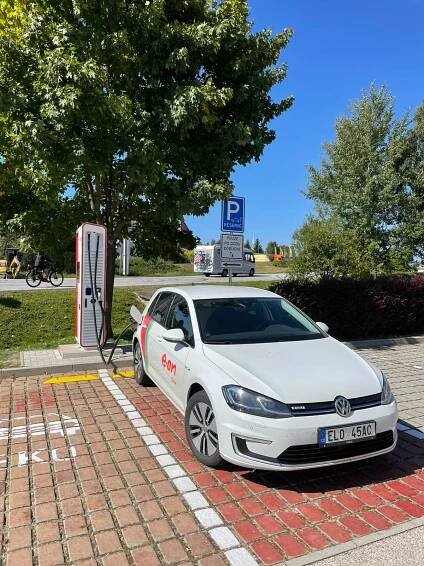 Nová energie na cesty přes hranice. Společnost E.ON otevřela na Dolním Dvořišti rychlodobíjecí stanici