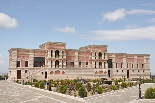 Soubor:Palace of Nakhchivan Khans.jpg – Wikipedie