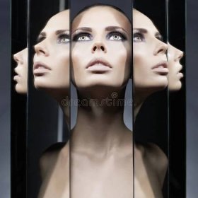 Žena a zrcadla — Stock obrázek