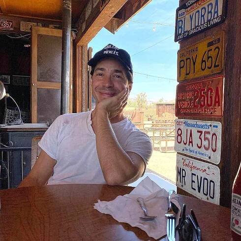 Justin Long at restaurant Pappy + Harriets