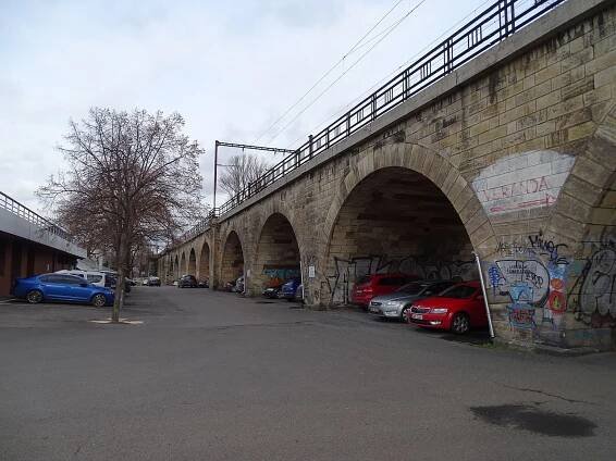 Negrelliho viadukt je druhým nejstarším stojícím mostem v Praze – StavbaWeb