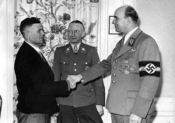 SS-Obergruppenführer Arthur Greiser begrüßt den Millionsten wieder angesiedelten Volksdeutschen, Litzmannstadt, März 1944