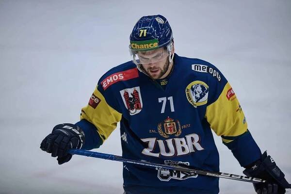 Hokejisté Přerova (v modrém) porazili pražskou Slavii. Jakub Herman