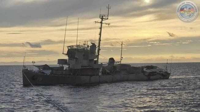 Armády USA a Filipín zrušily manévry. Stará cvičná loď se jim potopila, tak neměly na co střílet