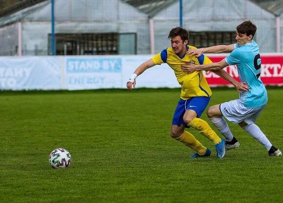 Fotbalisté SK SENCO Doubravka (na archivním snímku hráči ve žlutých dresech) porazili v závěrečném kole letošní sezony domácí Sedlčany 5:1.