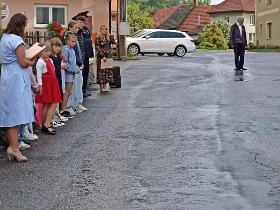 Za tónů Symfonické básně od Bedřicha Smetany začal pietní akt u pomníku padlých, kde členové místních hasičů položili věnec k pomníku padlých. Poté následovala státní hymna.