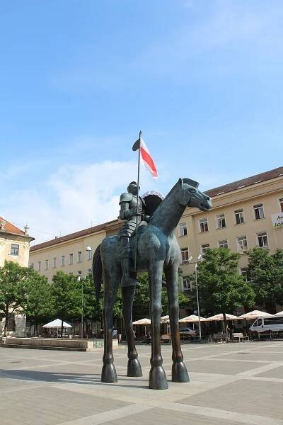 Nová ozdoba Jošta: na štítu znak, na kopí vlajka. Kvůli demokracii v Bělorusku