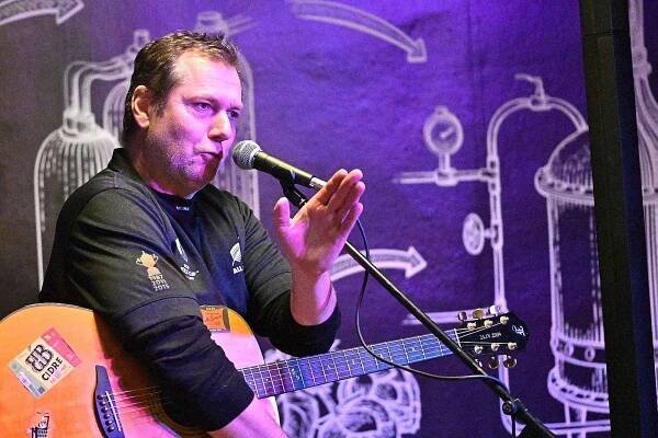 V Benešově zazněl severočeský folk. V Max Beer baru zahrál Xavier Baumaxa