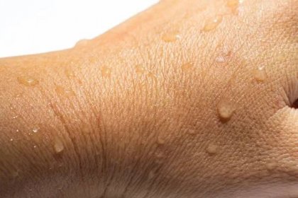 Ženská mokrá ruka s kapkami vody na bílém akrylové pozadí, zavřít & makro, selektivní zaostření, část kůže v asijském těle, relaxační koupel, koncepce zdravotní péče — Stock obrázek
